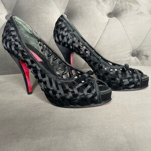 Betsy Johnson Jalia Black Satin Lattice Heels Size 6.5. NWOB